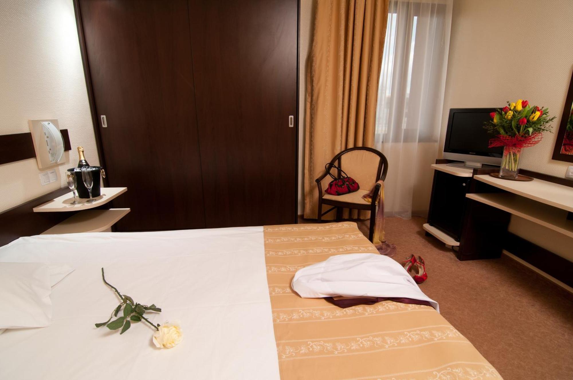 Hotel Rapsodia City Center Botosani Luaran gambar