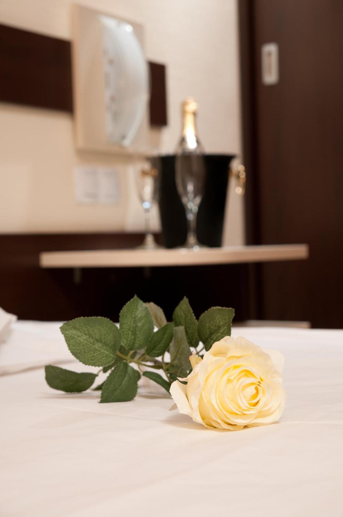 Hotel Rapsodia City Center Botosani Luaran gambar