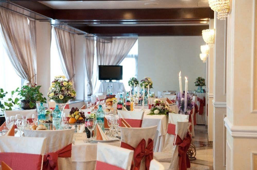 Hotel Rapsodia City Center Botosani Luaran gambar