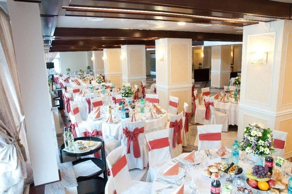 Hotel Rapsodia City Center Botosani Luaran gambar