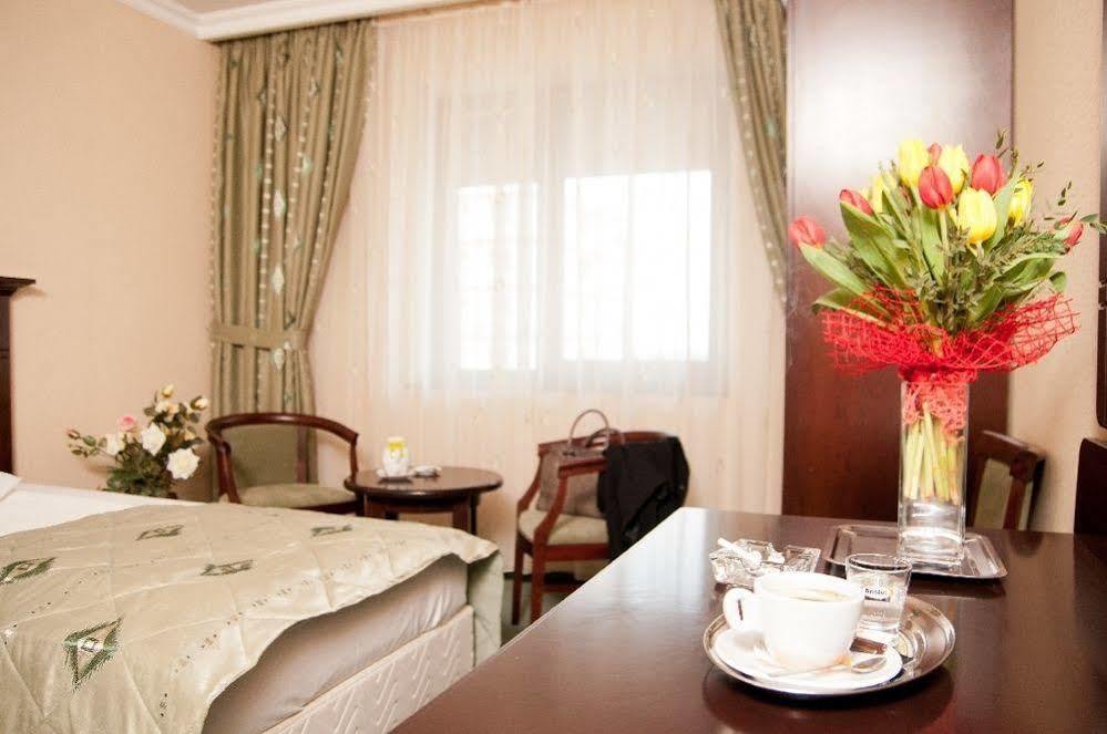 Hotel Rapsodia City Center Botosani Luaran gambar